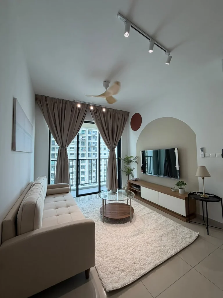 Ideal Venice Residency(Gelugor)配置完成的客厅,取自 MyLoft 已发布的物业故事。 Furnished living room at Ideal Venice Residency, Gelugor, shown in MyLoft's published property story.
